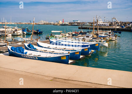 CAMBRILS, SPANIEN - 30. APRIL 2017: die Boote im Hafen. Kopieren Sie Platz für Text Stockfoto