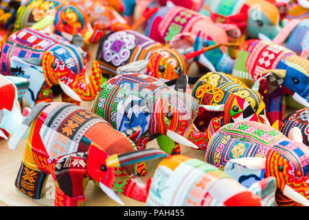 Souvenir Stoff Elefanten auf dem Markt in Luang Prabang, Laos. Close-up Stockfoto