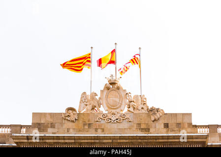 BARCELONA, SPANIEN - 16. Februar 2017: Rat der Stadt Gebäude. Wappen und Flagge von Spanien. Kopieren Sie Platz für Text. Auf weissem Hintergrund Stockfoto
