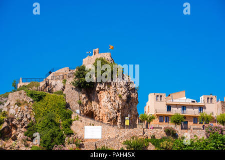 Der bergstadt Pratdip in Spanien. Kopieren Sie Platz für Text. Auf blauem Hintergrund isoliert Stockfoto