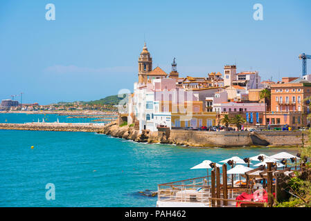 SITGES, Catalunya, Spanien - 20. JUNI 2017: Blick auf das historische Zentrum und das сhurch Sant Bartomeu und Santa Tecla. Kopieren Sie Platz für Text. Isoliert Stockfoto