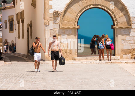 SITGES, Catalunya, Spanien - 20. JUNI 2017: die Menschen in der Nähe des Museums Marisel de Mar Platz für Text kopieren Stockfoto