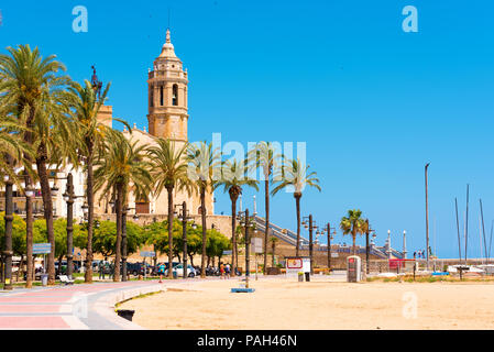 SITGES, Catalunya, Spanien - 20. JUNI 2017: Blick auf den Bahndamm und сhurch Sant Bartomeu und Santa Tecla. Kopieren Sie Platz für Text. Auf blau ba Isoliert Stockfoto