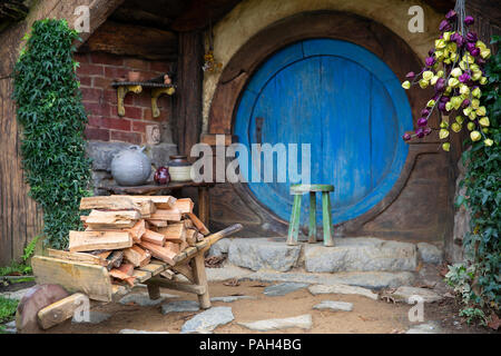 Hobbit Loch in der Shire mit Brennholz aus der Front Stockfoto