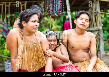 Amazonien, PERU - 10.November 2010: Unbekannter Amazonian eingeborene Familie. Indigene Völker Amazoniens sind der COICA (Koordinator von Indigeno geschützt Stockfoto