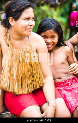 Amazonien, PERU - 10.November 2010: Unbekannter Amazoniens indigene Frau und ihrer Tochter. Indigene Völker Amazoniens sind der COICA (Coordin geschützt Stockfoto