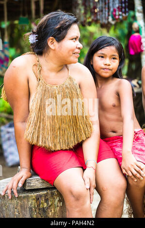 Amazonien, PERU - 10.November 2010: Unbekannter Amazoniens indigene Frau und ihrer Tochter. Indigene Völker Amazoniens sind der COICA (Coordin geschützt Stockfoto