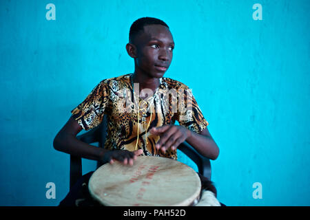 Edilson palenquero Sala, 15, spielt die Trommel. San Basilio de Palenque war Meisterwerke des mündlichen und immateriellen Erbes der Menschheit von der UNE erklärt Stockfoto