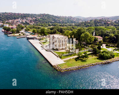 Luftaufnahme von Kucuksu Palace in Beykoz, Istanbul, Türkei. Historisches Gebäude. Stockfoto