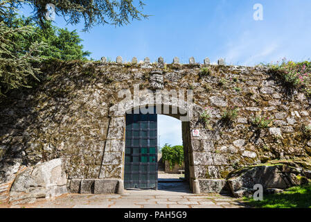 Vigo, Spanien - 20. Mai 2017: Gateway zu den Ruinen von Vigo Schloss in Castro Berg Park in Vigo, Pontevedra, Galizien, Spanien. Schöner Park auf einem Hügel Stockfoto