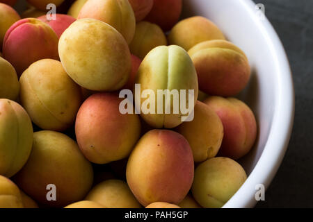 Roh reif Organic Orange Haufen von Aprikosen in große Schüssel. Ökologische Lebensmittel. Stockfoto