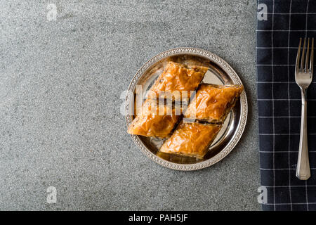 Hausgemachte Aserbaidschan Baklava mit Walnuss in Silber Platte/Pakhlava/Baklawa. Traditionelle Dessert. Stockfoto