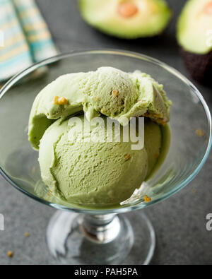 Avocado Eis in Glas Schale mit Haselnuss Pulver. Organische Sommer Nachtisch. Stockfoto