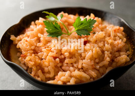 Hausgemachte Tomate Reis mit Petersilie in Keramik Schüssel/Pilav / pilav. Traditionelle biologische Lebensmittel. Stockfoto