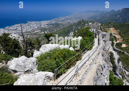 Abstieg vom Gipfel in St. Hilarion Schloss im Kyrenia Bergkette, die Türkische Republik Nordzypern Stockfoto