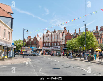 Blick entlang der Hauptstraße, die durch das Zentrum von Lytham, Lancashire Stockfoto