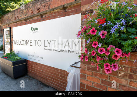 Ein Willkommen in Lytham Zeichen auf der Plattform in der Lytham Bahnhof, in Lytham, Lancashire, Großbritannien Stockfoto