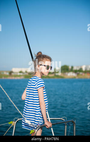 Adorable kleine Mädchen in gestreiften Hemd und Sonnenbrille auf luxusyacht Board Stockfoto