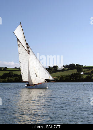 Historische Falmouth Arbeiten Boot, die SERICA, auf der Ziellinie nach dem Rennen gegen andere Lokale, die Boote in die 2018 Point und Penpol Stockfoto