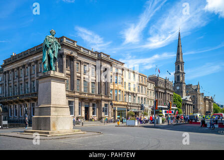 Blick auf die Straße von George Street in Edinburgh, Schottland Stockfoto