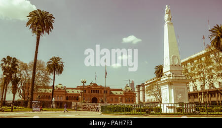 Die Plaza de Mayo (Englisch: Square) ist der Hauptplatz in Buenos Aires. Im Hintergrund, die Casa Rosada (Klemme Stockfoto