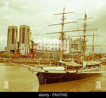 BUENOS AIRES, Argentinien - 1. Oktober: Fregatte am Dock in Puerto Madero angedockt. Schiff bei Nacht in Buenos Aires. Argentinien. Jahrgang und anno dazumal eff Stockfoto