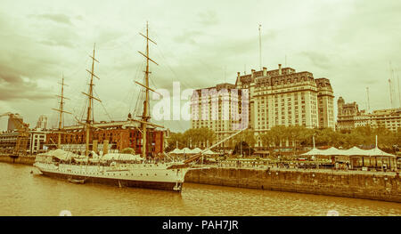 BUENOS AIRES, Argentinien - 1. Oktober: Fregatte Präsident Sarmiento angedockt am Dock in Puerto Madero. Schiff in Buenos Aires. Argentinien. Jahrgang und Ja Stockfoto