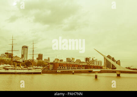 BUENOS AIRES, ARGENTINIEN - 20. SEPTEMBER: Blick von Puerto Madero, mit der fregatte Sarmiento und die Frau, die Brücke. Puerto Madero, jetzt in a konvertiert Stockfoto