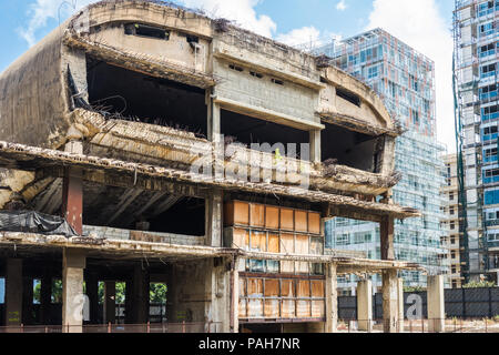 Das Ei-förmige Dome City Center Theater oder das 'Ei', verlassenen Kino in Ruinen links nach dem Bürgerkrieg im Libanon, Beirut Central District Stockfoto