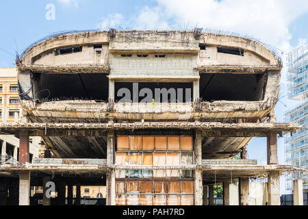 Das Ei-förmige Dome City Center Theater oder das 'Ei', verlassenen Kino in Ruinen links nach dem Bürgerkrieg im Libanon, Beirut Central District Stockfoto