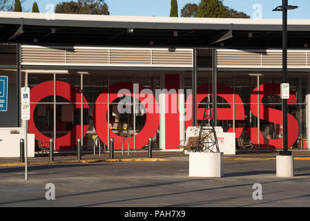 Die Coles Supermarkt in Bowral NSW, Australien und Coles Logo in großen roten Buchstaben auf dem Windows Stockfoto