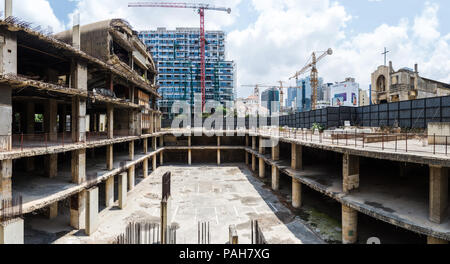 Das Ei-förmige Dome City Center Theater oder das 'Ei', und St. Vincent Kirche, verlassen und in der Ruine links, Beirut Central District, Libanon Stockfoto