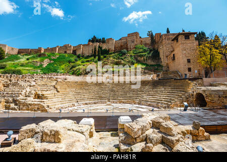 Die Festung Alcazaba mit Ruinen des römischen Theaters, Malaga, Spanien Stockfoto