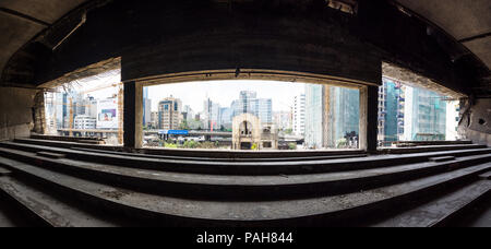 Der Blick von der Ei-förmigen Dome City Center Theater oder das 'Ei', mit St. Vincent Kirche ließ auch in der Ruine, Beirut Central District, Libanon Stockfoto