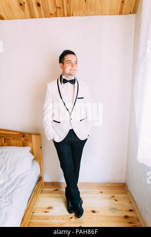 Die in voller Länge ansehen des Bräutigams Blick durch das Fenster. Stockfoto