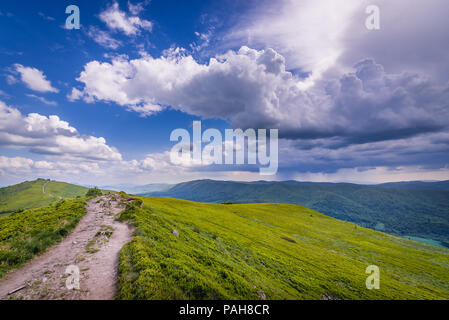 Pfad der Bär Hütte Unterschlupf auf einem Hasiakowa Rock Mountain Winnie, Teil der Wetlina Wiesen im westlichen Bieszczady-gebirge in Polen Stockfoto