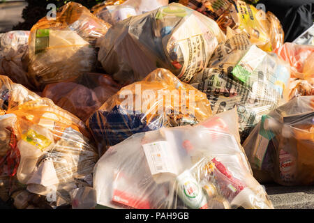 Recycling von Abfall Säcke in einem Haufen warten auf Sammlung Stockfoto