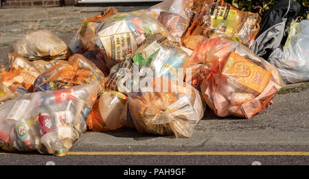 Recycling von Abfall Säcke in einem Haufen warten auf Sammlung Stockfoto