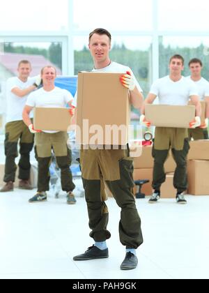 Meister und Arbeiter mit Boxen von Baustoffen Stockfoto