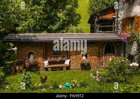 Blumenschmuck in der Brennholz Pile, Sottoguda Bergdorf, Venetien Stockfoto