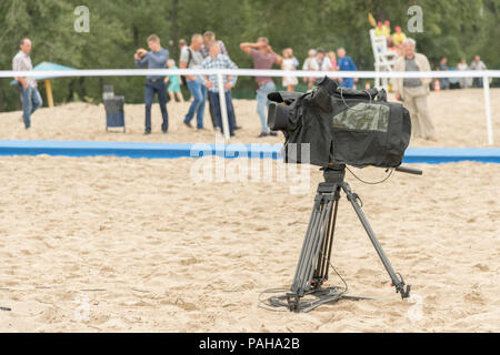Fernsehen Kamera auf dem Fluss Strand. Kamera für Aufnahmen am Strand Stockfoto
