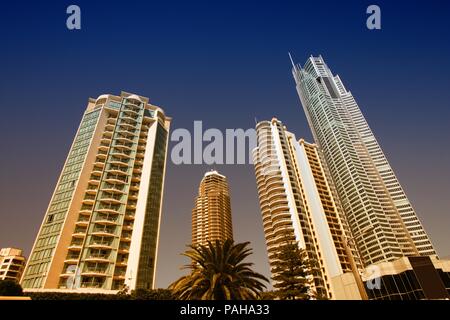 Riesige Wolkenkratzer in Surfers Paradise City in Gold Coast, Queensland, Australien. Kreuz verarbeitet Farbton - retro gefiltert Stil. Stockfoto