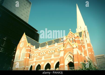 Albert Street Unionskirche von Wolkenkratzern in Brisbane, Queensland, Australien umgeben. Kreuz verarbeitet Retro farbe Stil. Stockfoto