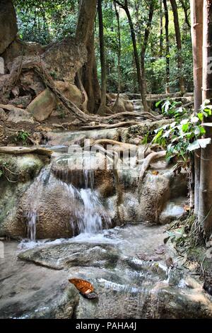 Schönen Wasserfall in der Thailand Erawan Wasserfälle Nationalpark. Kanchanaburi Region. Stockfoto
