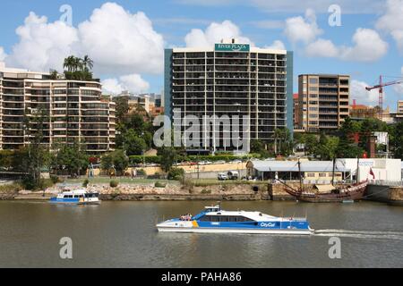 BRISBANE, Australien - 19. März: Menschen fahren CityCat Ferry am 19. März in Brisbane, Australien 2008. Die Fähren werden von Translink, die serviert 17 Betrieben Stockfoto