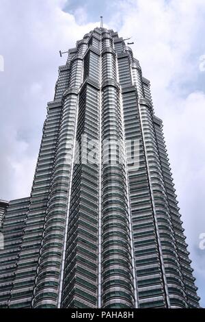 KUALA LUMPUR, Malaysia - 28. Januar: Petronas Towers Wolkenkratzer am 28. Januar 2008 in Kuala Lumpur, Malaysia. Petronas ist der 7. höchste Gebäude in Stockfoto