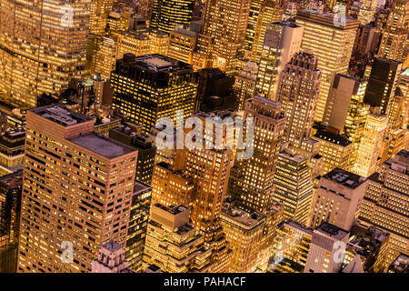 Ansicht von oben bei Nacht Wolkenkratzer in Midtown Manhattan, New York, USA Stockfoto