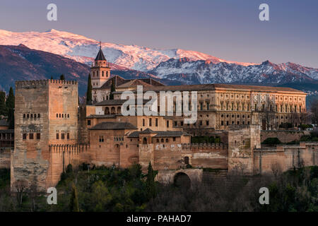 Blick auf den Sonnenuntergang in der Alhambra-Palast mit der verschneiten Sierra Nevada im Hintergrund, Granada, Andalusien, Spanien Stockfoto