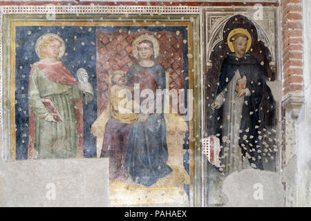 Thronende Madonna mit Kind, Johannes dem Evangelisten und Peter der Märtyrer Fresko in der Kirche von San Pietro Martire in Verona, Italien Stockfoto