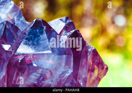 Crystal Stone Makro mineralischen Oberfläche, lila grobe Amethyst Quarz-Kristalle Stockfoto